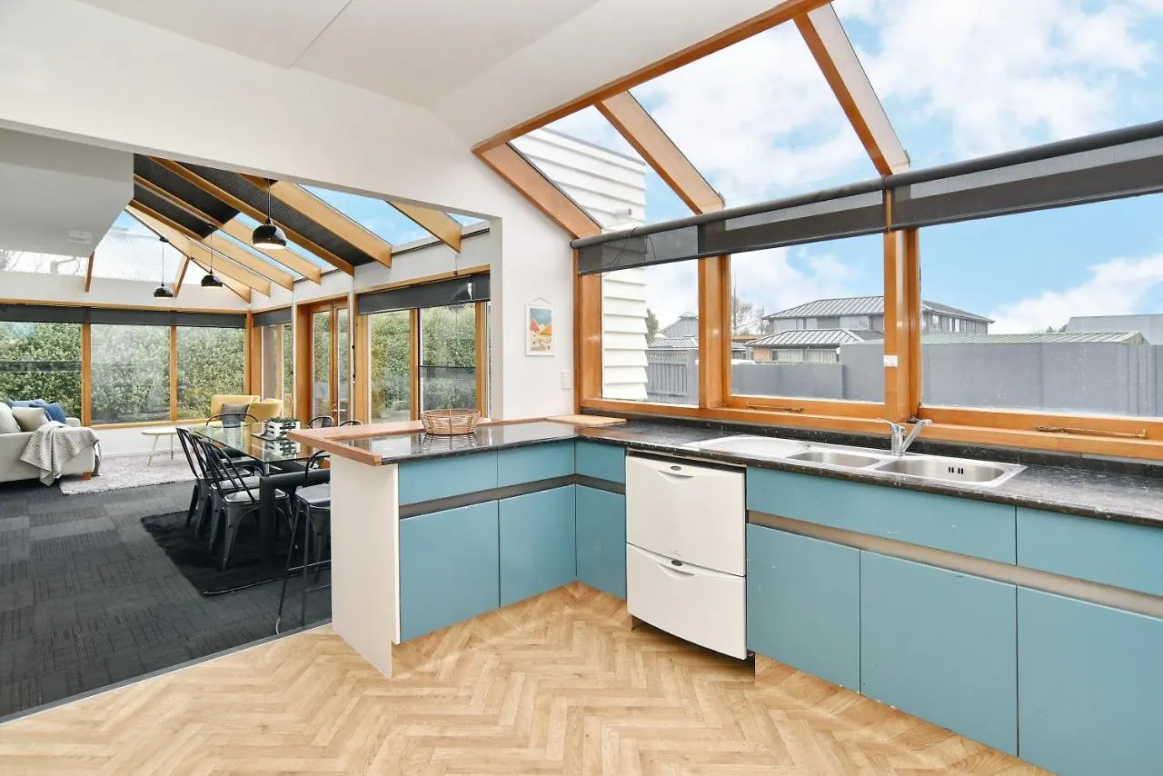 Whitmore- Classic Villa - Christchurch Holiday Homes