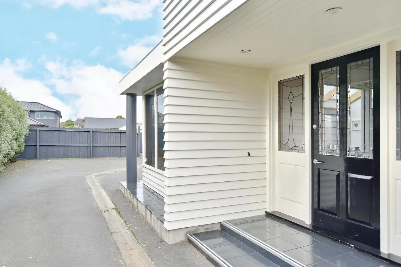 Whitmore- Classic Villa - Christchurch Holiday Homes