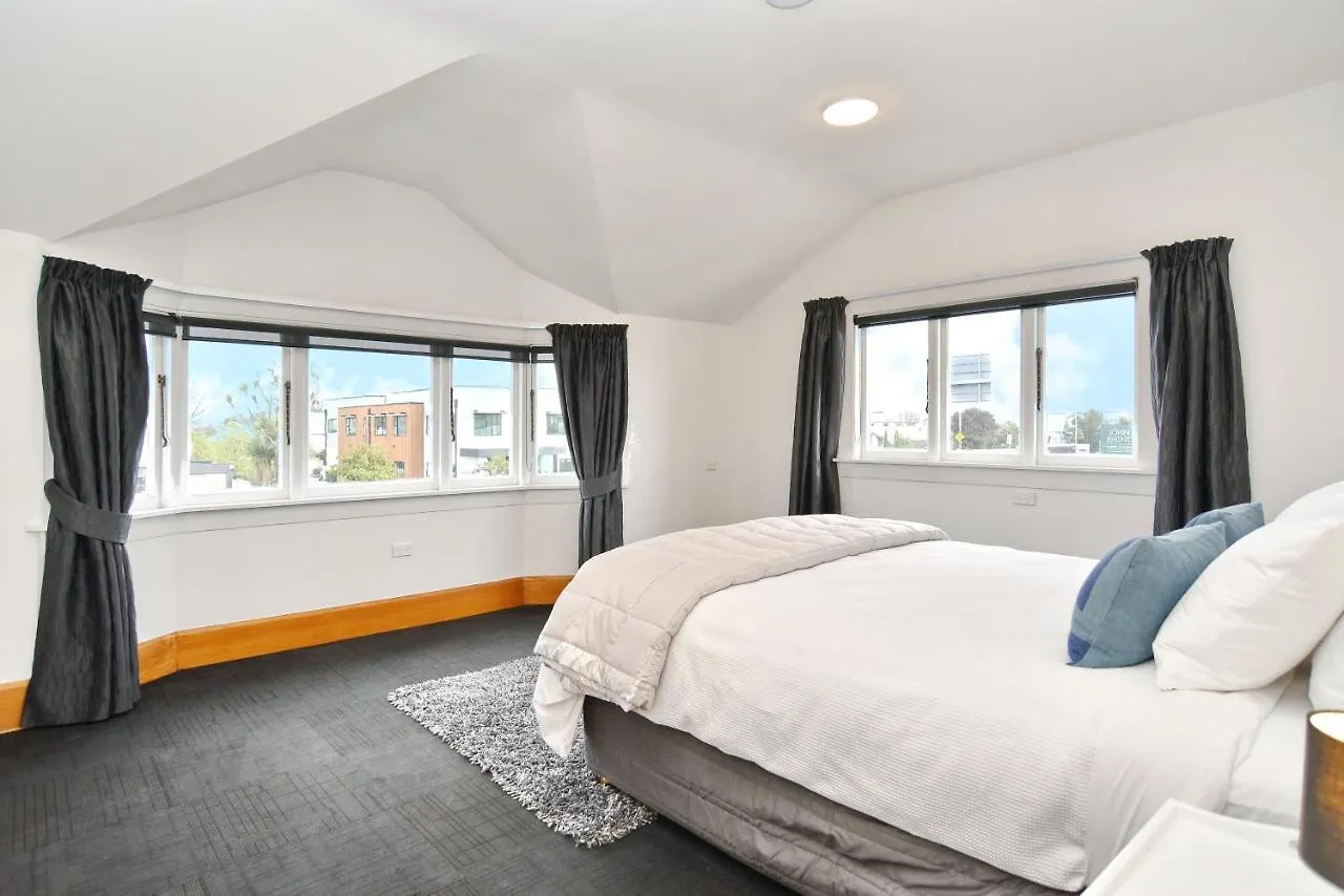 Whitmore- Classic Villa - Christchurch Holiday Homes