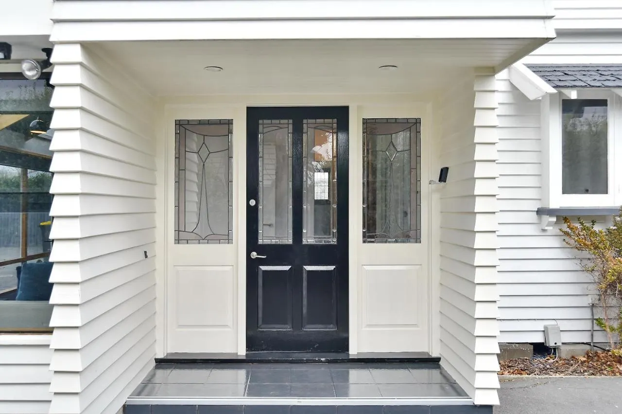 Whitmore- Classic Villa - Christchurch Holiday Homes